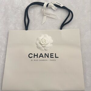 Chanel gift bag with ribbon and flower - Paris - 31 Rue Cambon